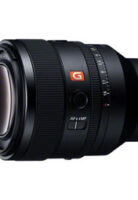 ソニーからフルサイズ対応の大口径標準単焦点レンズ Gマスター『FE 50mm F1.2 GM』SEL50F12GM が 2021年4月23日(金)に発売となっています。 &nbsp; プレミアムレンズシリーズであるGマスターということで 高い解像性能と自然で美しいぼけ描写の両立を実現しています。 &nbsp; 今回の新商品 『FE 50mm F1.2 GM』SEL50F12GM は G Master では初めて開放F値1.2を実現したレンズとなり 大口径単焦点レンズながら直径87×高さ108mm、778g で 手軽に持ち運べるコンパクト＆軽量を実現しています。 また、高推力のXDリニアモーターを4基搭載していて 大口径レンズながらも高速・高精度・高追随かつ静粛な オートフォーカスを実現していて動画撮影にも適しています。 &nbsp; Gマスターは開放でも端の方まで高解像となっているので どのようなシーンでもトップクラスの オールラウンダーといったレンズになっています。 その辺りはMTF曲線からも見てとれるかと思いますが 意外と隠れている要素で重要なポイントがあります。 それは何かというとAFの追随能力ですね。 AF性能についてはカメラの方だけを見がちかと思いますが レンズの性能もかなり影響があります。 最新のミラーレス一眼カメラ α のAF性能が高くなっていますが サードパーティー製のレンズでは、 その性能が生かし切れていなかったりしますよ。 実際にデータや参考の動画を見る機会があったのですが 今まで思っていたのを大幅に超える違いがありました。 テーブルフォトや風景などの撮影なら問題無いと思いますが 決定的な一瞬を撮ったりするなら純正レンズじゃないと ダメなんだなと思いましたよ。 静止画なら連写をすれば合焦している写真があると思いますが （もちろん純正レンズの方が合焦率が高いのでオススメです） 動画でAFを利用して撮影するとAFが迷ったりするのが 分かってしまうので動画撮影用なら更にこだわりたいところです。 &nbsp; Gマスター『FE 50mm F1.2 GM』SEL50F12GM の ソニーストアでの受注開始が2021年3月23日(火)の10時からとなり 正確な販売価格はそれ以降に判明となります。 ちなみ市場推定価格が280,000円(税込)前後なっていますよ。 まぁまぁまぁ レンズの新商品はソニーストアで 長期保証付で購入するのがお得になるかと思います。 高額な商品なので「αあんしんプログラム」に加入をして 落下や破損、水濡れなどの不慮の事故に対応をした3年ワイド保証を 付けて購入するのが断然オススメです。 「αあんしんプログラム」の加入には入会金110円(税込)と 利用料金として月額550円(税込)が必要となりますが 加入をしておくと3年ワイド保証が無料で付けることが可能となったり 5年ワイド保証も半額で選べるなど保証が欲しい人にはスゴクお得です。 他にも様々な特典がありますので SEL50F12GM を購入するなら ソニーストア＆「αあんしんプログラム」加入を御検討下さいね。 ということですが、ソニーの大口径標準単焦点レンズ Gマスター 『FE 50mm F1.2 GM』SEL50F12GM を宜しくお願い致します。 &nbsp; 開放F1.2の大口径による美しいぼけ描写と高解像を小型軽量設計で実現 高性能AF搭載の単焦点レンズ Gマスター 『FE 50mm F1.2 GM』 発売　[プレスリリース] 　--> ソニーは、35mmフルサイズ対応α Eマウントレンズの 　　新商品として、焦点距離50mmの大口径標準単焦点レンズ 　　Gマスター 『FE 50mm F1.2 GM』を発売します。 &nbsp; &nbsp; デジタル一眼カメラα[Eマウント]用レンズ SEL50F12GM　　2021年4月23日 発売 FE 50mm F1.2 GM 市場推定価格：280,000円(税込) 2021年3月23日(火) 10時よりソニーストアにて予約販売開始予定 &nbsp; 小型・軽量設計の鏡筒にソニーの最新技術を一切の妥協なく注ぎ込んだ、 G Master初なる開放F値1.2の大口径標準単焦点レンズ デジタル一眼カメラα[Eマウント]用レンズ SEL35F14GM　　2021年3月12日 発売 FE 35mm F1.4 GM ソニーストア販売価格：198,000円(税込) 長期保証＜3年ベーシック＞無償10％OFFクーポン対応（18,000円の割引） 　 &nbsp; 開放F値1.4から圧倒的な高解像性能と美しいぼけ描写を小型・軽量設計で実現。 静止画・動画を問わず幅広いシーンで活躍する大口径広角単焦点レンズ 関連マンガ：ソニーが大口径広角単焦点レンズ Gマスター SEL35F14GM を発売 デジタル一眼カメラα[Eマウント]用レンズ SEL24F14GM FE 24mm F1.4 GM ソニーストア販売価格：197,593円(税込) 長期保証＜3年ベーシック＞無償10％OFFクーポン対応（17,963円の割引） 　 &nbsp; 開放F値1.4からの高解像をクラス最軽量の小型設計で実現した大口径広角単焦点レンズ 関連マンガ：大口径広角単焦点レンズ Gマスター『FE 24mm F1.4 GM』 SEL24F14GM &nbsp; ソニーストアでは10％割引クーポンを使って 表示価格より安く購入することが可能です。 詳しくはこちらからご参照下さい。 　※新規の方はページ下部のWelcomeクーポンをご参照下さい。 また長期保証無料クーポンをお持ちの方は 長期保証＜3年ワイド＞、或いは長期保証＜5年ベーシック＞が 無料になりますので、こちらもお忘れの無いように。 ※カメラ本体のみ。レンズは「αあんしんプログラム」の加入者のみ &nbsp; 「αあんしんプログラム」加入者はソニーストアで αレンズを購入時に長期保証＜3年ワイド＞付が無料となります。 でもって長期保証＜5年ワイド＞は50％ OFFで選択が可能となります。 「αアカデミー」の受講料や「αメンテナンス」の 割引もございますので興味のあるかたは御参照下さい。 「αあんしんプログラム」について、詳しくはこちらから &nbsp; &nbsp; ソニーのミラーレス一眼カメラの対象の本体やレンズを 御購入＆御応募で一口最大50,000円のキャッシュバックとなる αミラーレス スプリングプレミアムキャンペーンが 2021年5月9日(日)まで開催となっています。 ソニー αミラーレス スプリングプレミアムキャンペーン 関連マンガ：ソニーのミラーレス一眼カメラやレンズが最大5万円のキャッシュバック &nbsp; その他のデジタル一眼カメラ“α”につきましては ソニー公式ページにて御確認をお願い致します。 ソニーのデジタル一眼カメラ“α”公式ページ &nbsp; 関連マンガ：ソニー α（アルファ） Eマウントレンズ比較コーナーが公開となりました 関連マンガ：ソニーが大口径超広角ズームレンズ Gマスター SEL1224GM を発売 関連マンガ：ソニーの600mmの大口径超望遠単焦点レンズ Gマスター SEL600F40GM 関連マンガ：ソニーが大口径望遠単焦点レンズ Gマスター SEL135F18GM を発売 関連マンガ：ソニーの大口径超望遠レンズGマスター SEL400F28GM の実機を見てきました 関連マンガ：大口径広角単焦点レンズ Gマスター『FE 24mm F1.4 GM』 SEL24F14GM 関連マンガ：大口径超望遠レンズGマスター『FE 400mm F2.8 GM OSS』 SEL400F28GM 関連マンガ：ソニー Gマスター大口径広角ズームレンズ『SEL1635GM』が登場 関連マンガ：ソニー EマウントレンズにGマスターのSTFレンズ『SEL100F28GM』が登場 関連マンガ：ソニー Gマスター超望遠ズームレンズ『SEL100400GM』が登場 関連マンガ：ソニー αレンズの新ブランド Gマスター のレンズ3本が発売 関連マンガ：とあるソニー修理受付認定店で本当にあった怖い話 【αレンズ編】 &nbsp; &nbsp;