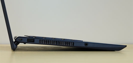 VAIO F14 2025年モデルのチルトアップヒンジ構造