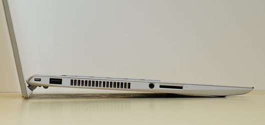 VAIO F16 2025年モデルのチルトアップヒンジ構造