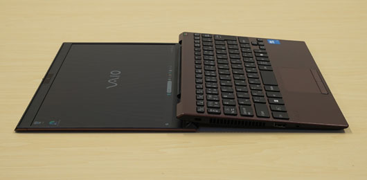 VAIO SX12 2025年モデルの180度フルオープン構造