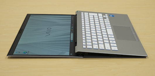 VAIO SX14 2025年モデルの180度フルオープン構造