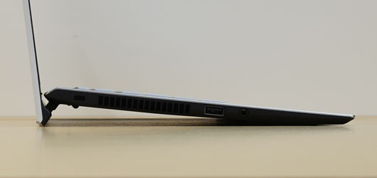 VAIO SX14 2025年モデルのチルトアップヒンジ構造